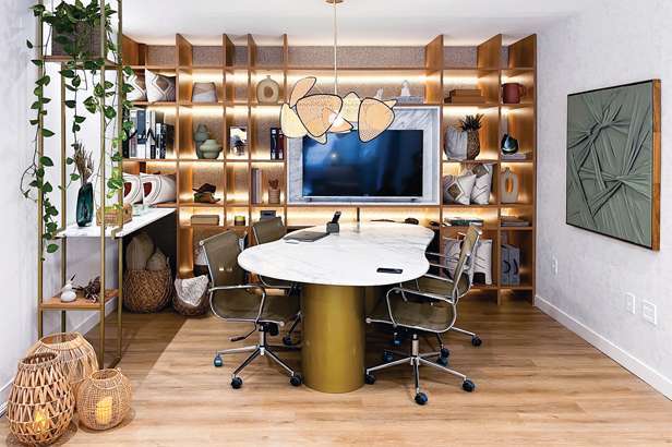 O mezanino é um espaço dedicado aos arquitetos e clientes, equipado com uma mesa e TV para projetos arquitetônicos, ideal para discussões detalhadas e visualizações de projetos