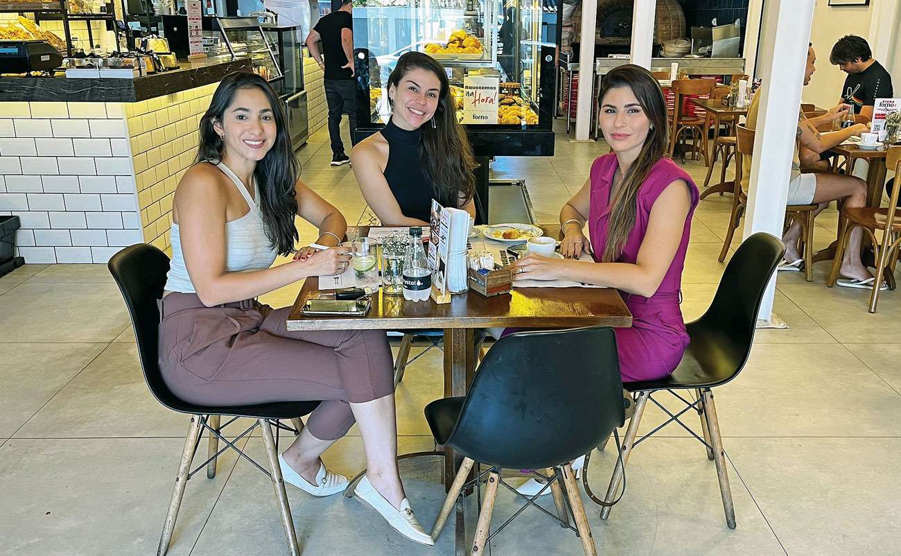 A arquiteta Tamiris Mesquita, à esquerda, com as amigas Danielle Ferreira e Débora José. Tamiris é fã dos pães artesanais da Forno e está sempre por lá