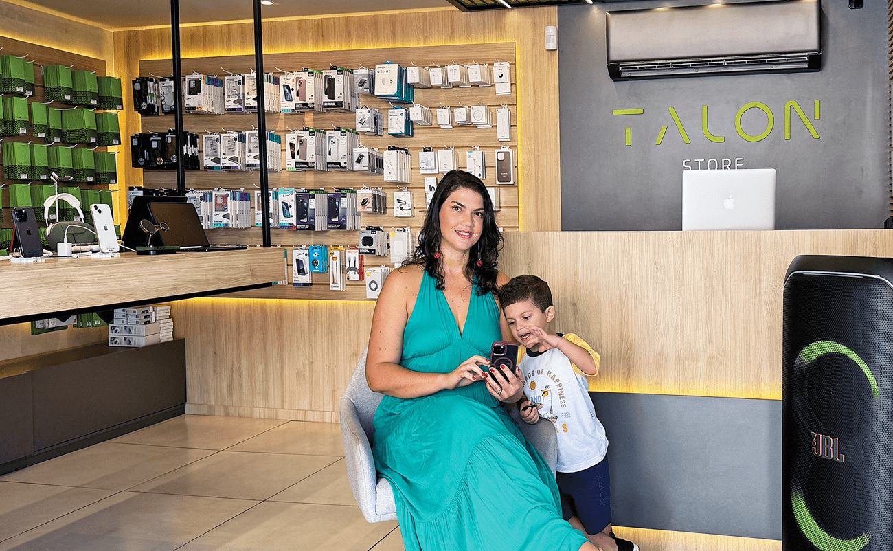 Camila Espíndola com o filho Gabriel na Talon Store. Ela voltou a usar iPhone depois de muitos anos e teve