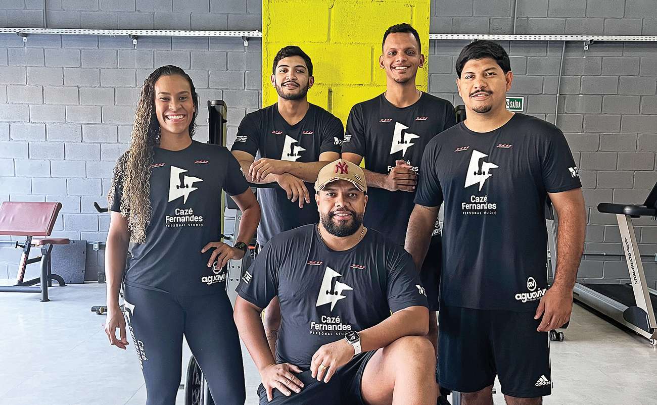 O empreendedor Cazé Fernandes, à frente, com sua equipe no novo espaço na Glória. Da esquerda para a direita: Milena Moura, Gabriel Maia, Guilherme Andrade e João Carestiato