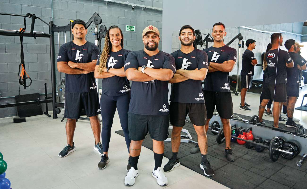 O empreendedor Cazé Fernandes, à frente, com sua equipe no novo espaço na Glória. Da esquerda para a direita: Milena Moura, Gabriel Maia, Guilherme Andrade e João Carestiato