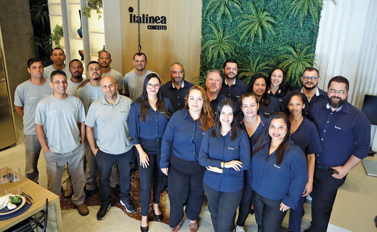 A equipe da Italínea Macaé comemora os 20 anos da marca oferecendo um atendimento de qualidade aos clientes, gerenciada por Wenderson Dutra, primeiro à direita