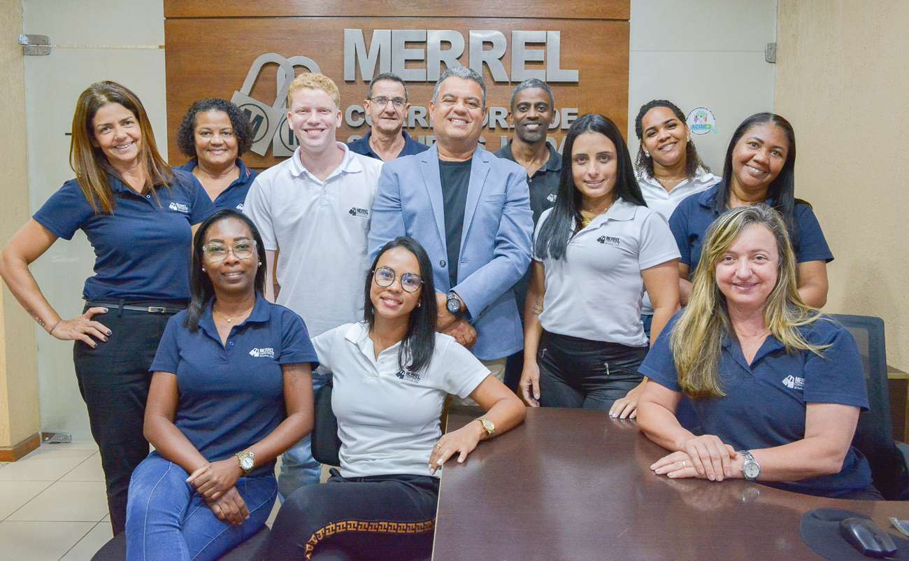 Marcelo Merrel, ao centro, com sua equipe de colaboradores, que também são responsáveis pelo sucesso da Merrel Corretora