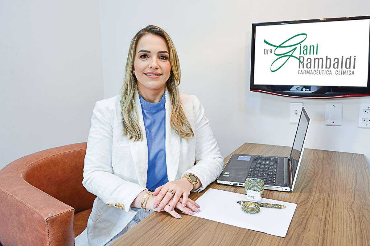 Dra. Giani Rambaldi é farmacêutica clínica especialista em emagrecimento e fitoterapia e auxilia seus pacientes a perderem peso, com qualidade de vida, com o método Mindset Fit, criado por ela