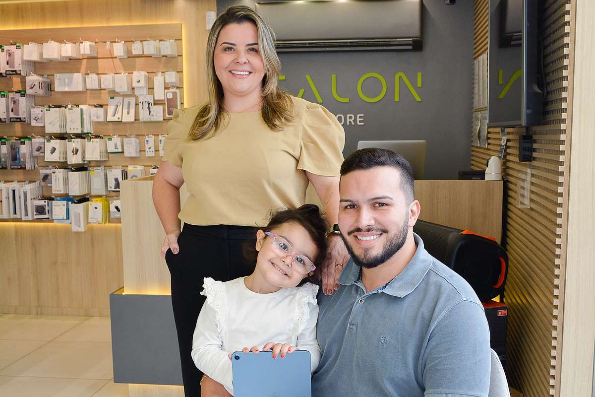 A advogada Daniele Taveira, o marido Ed Dantas e a filha Maria Luiza são clientes da Talon desde o ano passado e aprovam a qualidade dos produtos e o atendimento da loja. (Foto Alle Tavares)