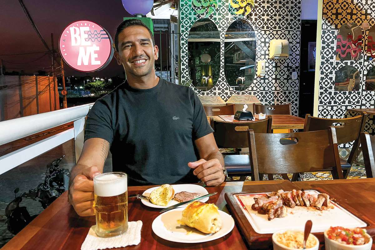 O bancário Bruno Amaral é cliente fiel do Benedito Bar e Grill em Macaé