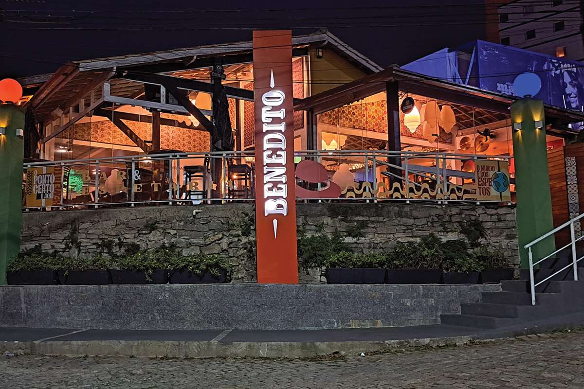 O Benedito Bar & Grill fica no Bairro da Glória, foi inaugurado em 2011 e agora passou por uma reformulação, oferecendo uma experiência gastronômica única