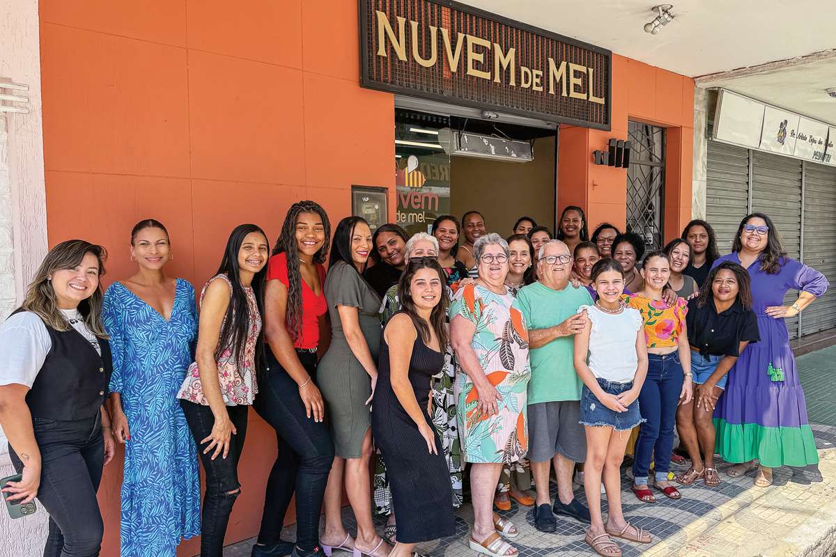 Equipe da Nuvem de Mel, reunida naloja da Rua Dr. Bueno, onde toda essa bela história começou, em 1986