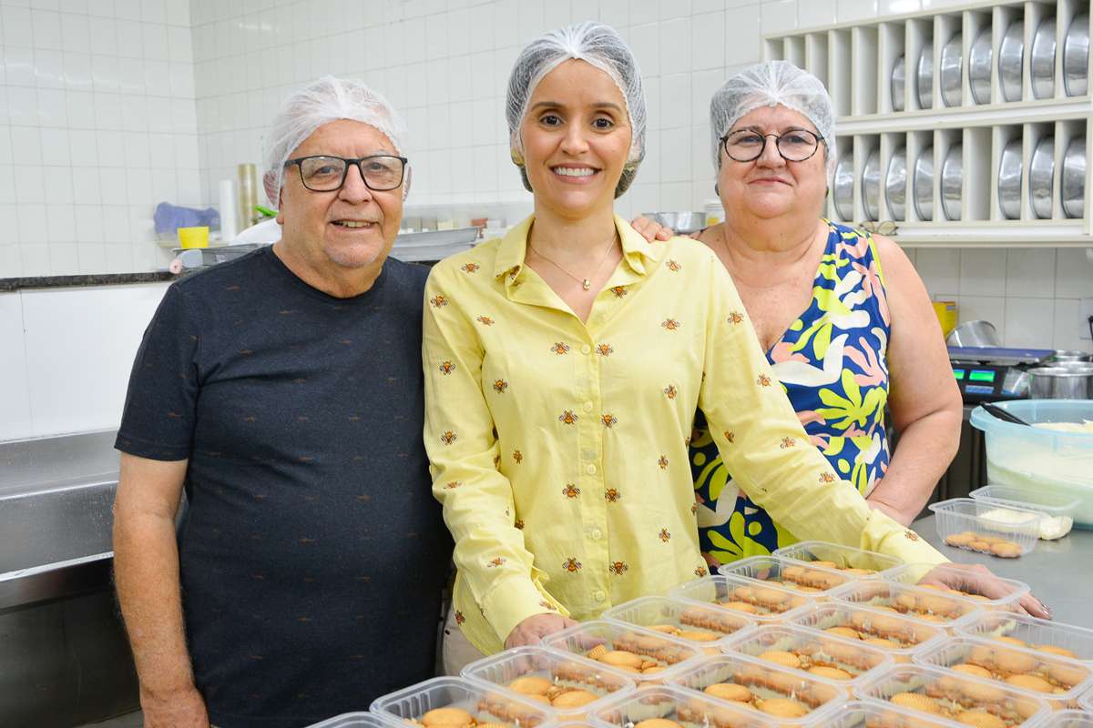 Antônio Augusto da Silva, o Gugu, a filha Gabriele Frazão e Helena Beatriz na fábrica de delícias da Nuvem de Mel. Um negócio de família e de sucesso