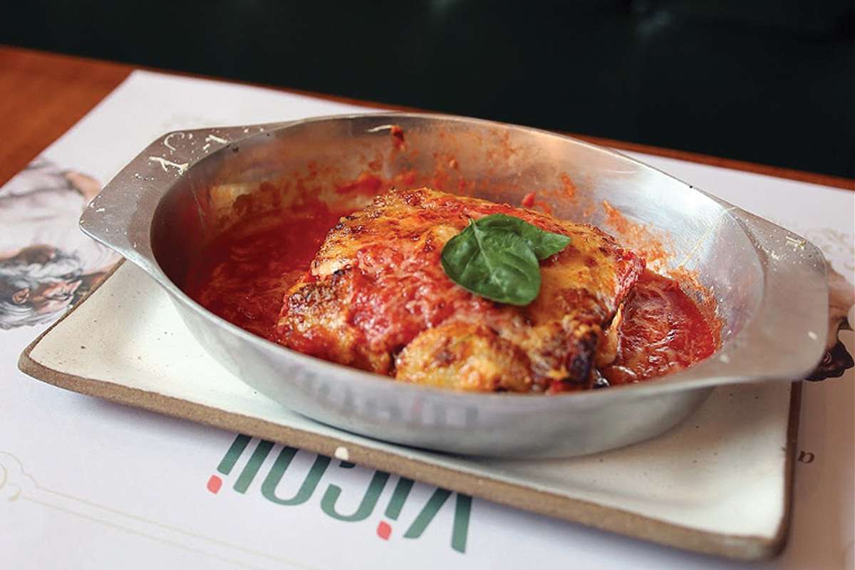Além das pizzas, o cardápio de almoço conta com massas, como alasanha com ragu de costela. Todas elas feitas no forno à lenha