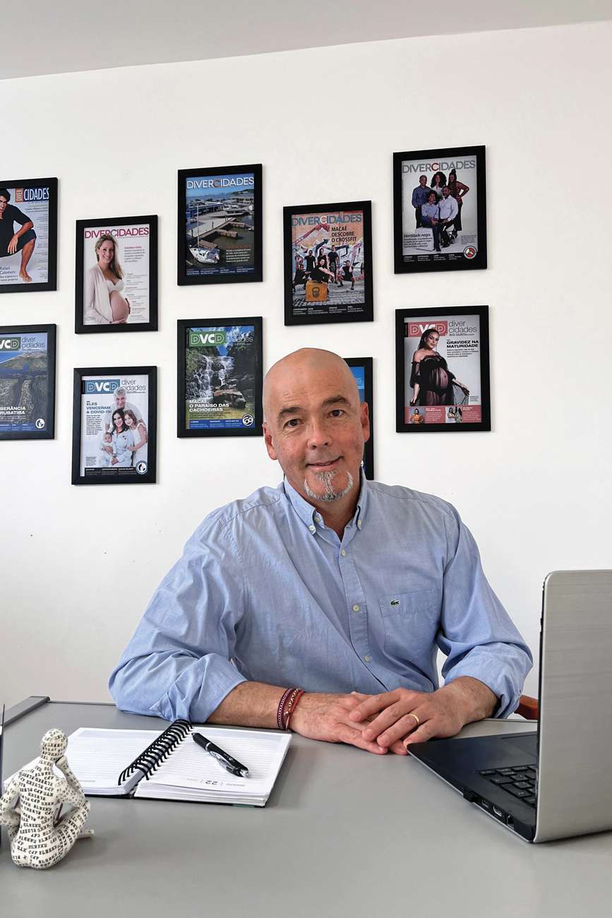 Gianini Coelho, editor e diretor da revista DiverCidades, sempre acreditou no projeto da revista, que valoriza a cidade, seus negócios e as pessoas. Ao longo de 20 anos, a DVCD superou as crises da mídia impressa, em 2014 e também da pandemia de Covid-19