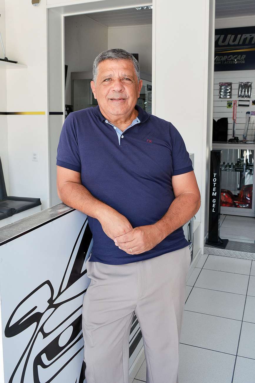 Revista Divercidades apresenta Elton da Zuum Vidrocar de Macaé comemorando 35 anos com toda equipe