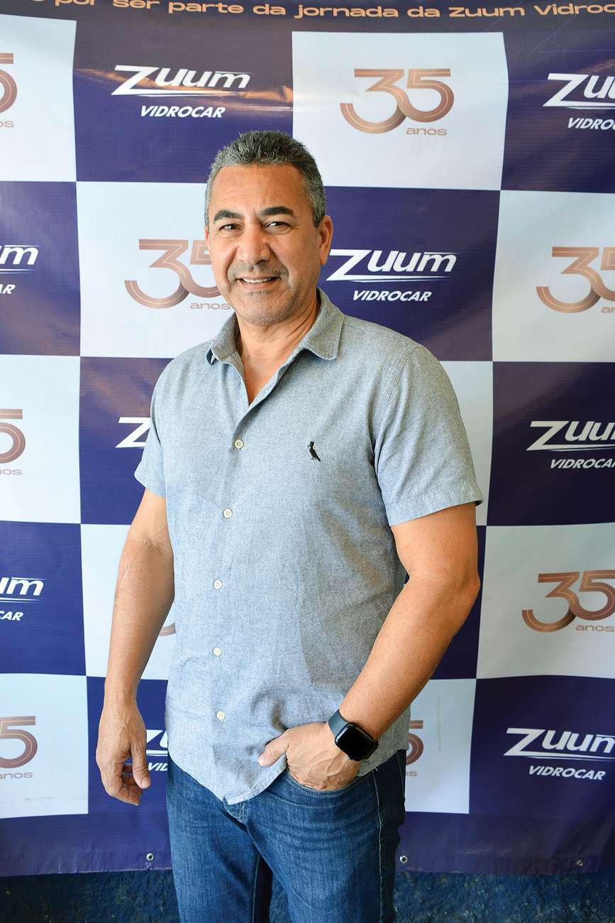 Revista Divercidades apresenta Elton da Zuum Vidrocar de Macaé comemorando 35 anos com toda equipe
