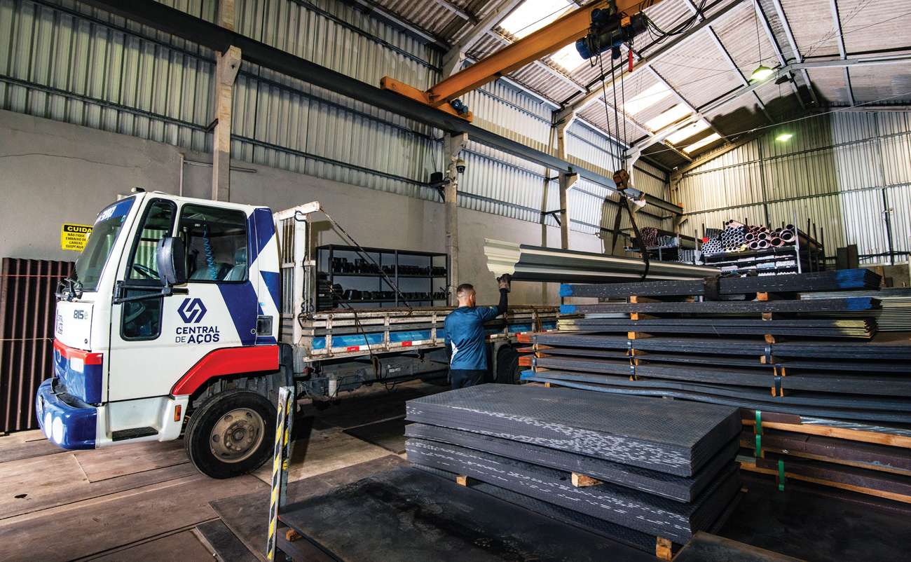 A estrutura de logística da Central de Aços também passou poruma modernização e ampliação, como os galpões G1 (foto acima), G2, G3 e G4 que ficam ao lado da loja
