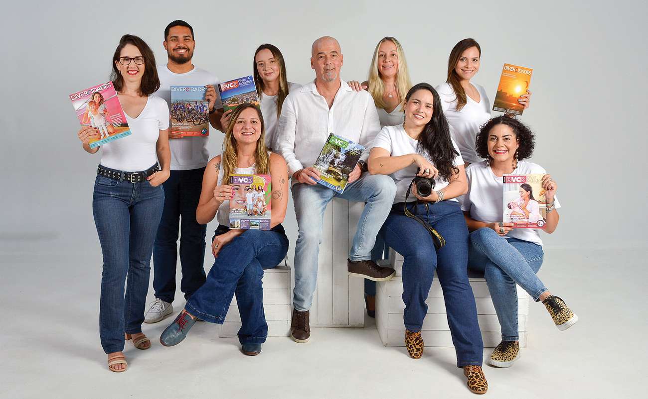 A equipe responsável pela produção da DVCD. Da esquerda para a direita: Leila Pinho, Alysson Nogueira, Mariana Müller, Thamires Costa, Gianini Coelho, Bárbara Coelho, Alle Tavares, Renatta Viana, Juliana Carvalho