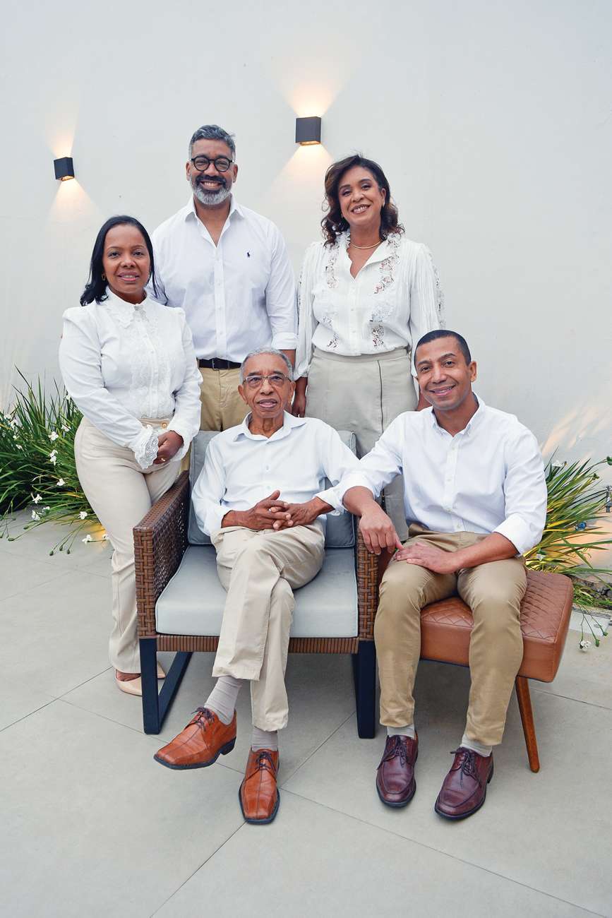 O urologista Daniel Galiza, ao centro, com os filhos Hérica e Daniel (ao lado dele) e os sobrinhos Roberto e Maria Cláudia.