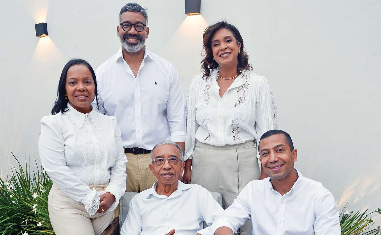 O urologista Daniel Galiza, ao centro, com os filhos Hérica e Daniel (ao lado dele) e os sobrinhos Roberto e Maria Cláudia.