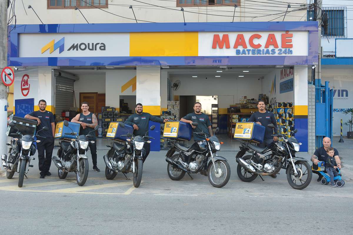 A loja da Macaé Baterias 24h, na Linha Vermelha, passou por uma reforma completa e a fachada se destaca para quem passa na avenida, principalmente, à noite