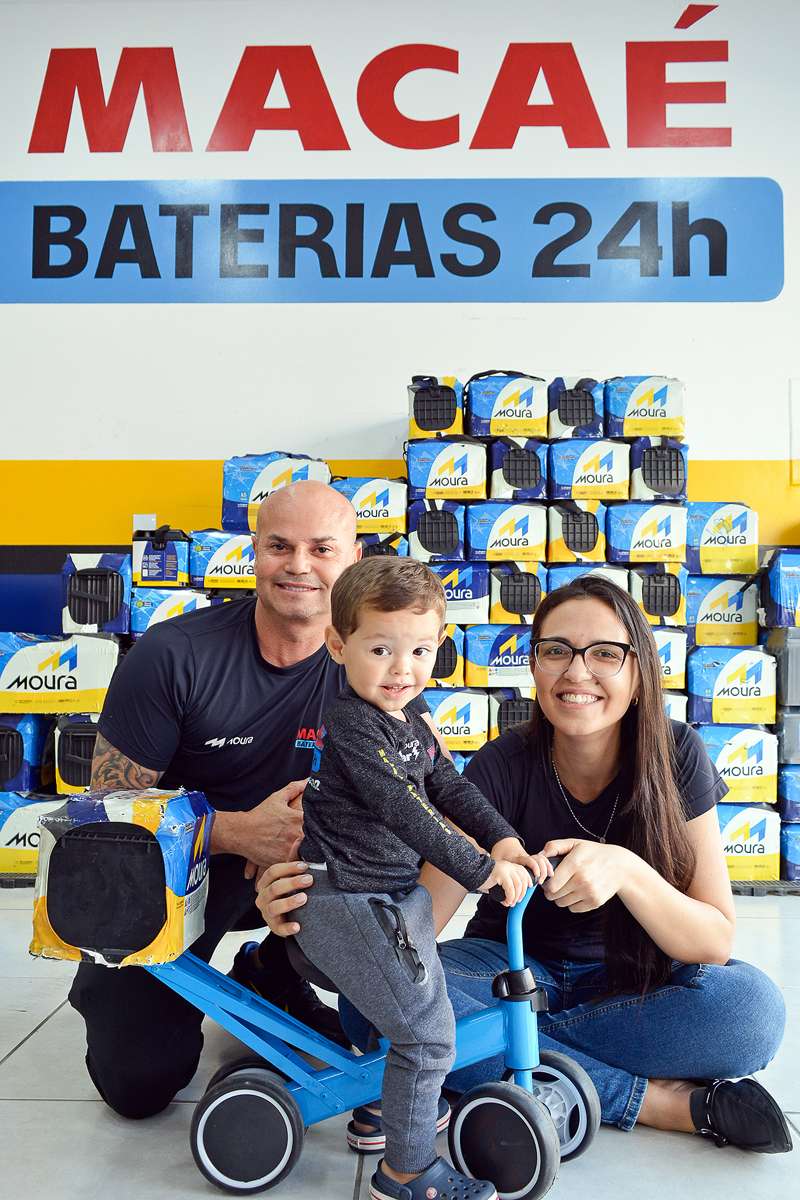 O empresário Julyo Cezar Dias com a esposa Mylena e o filho Bento