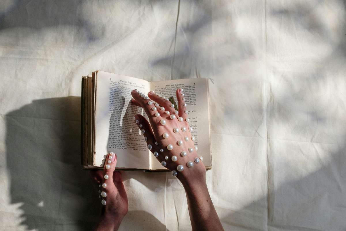 Moda e conhecimento se entrelaçam como páginas de um livro, contando histórias que vão além do vestuário e revelando o universo que carregamos em cada escolha. Fonte: Banco de Imagens Freepik