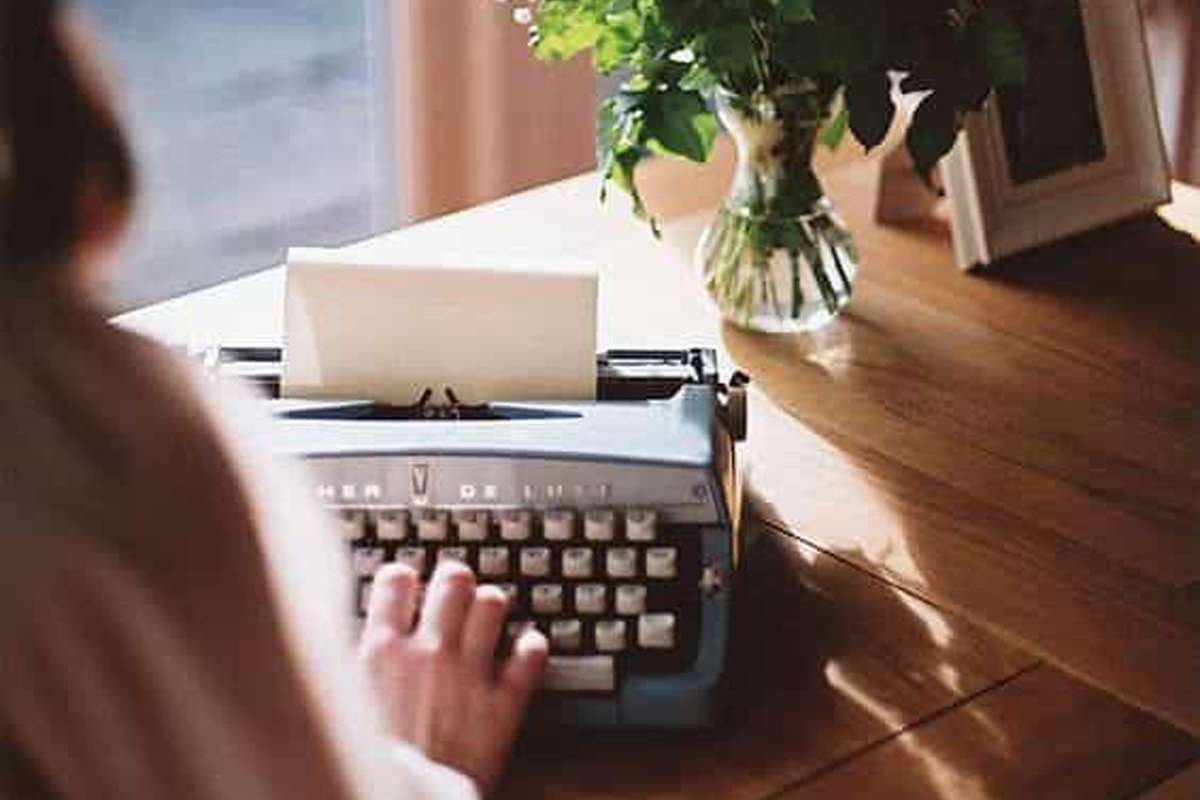 Assim como escrever uma história, a moda também é uma narrativa viva – um jeito de contar ao mundo quem somos, através de cada detalhe e escolha.Fonte: Pinterest