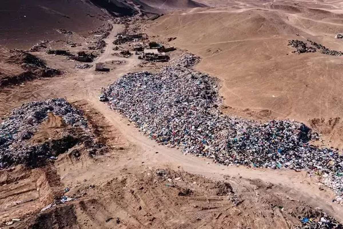 Estima-se que cerca de 300 hectares de resíduos da indústria fashion – roupas, retalhos e tecidos descartados – estejam cobrindo áreas do Deserto do Atacama, no Chile.