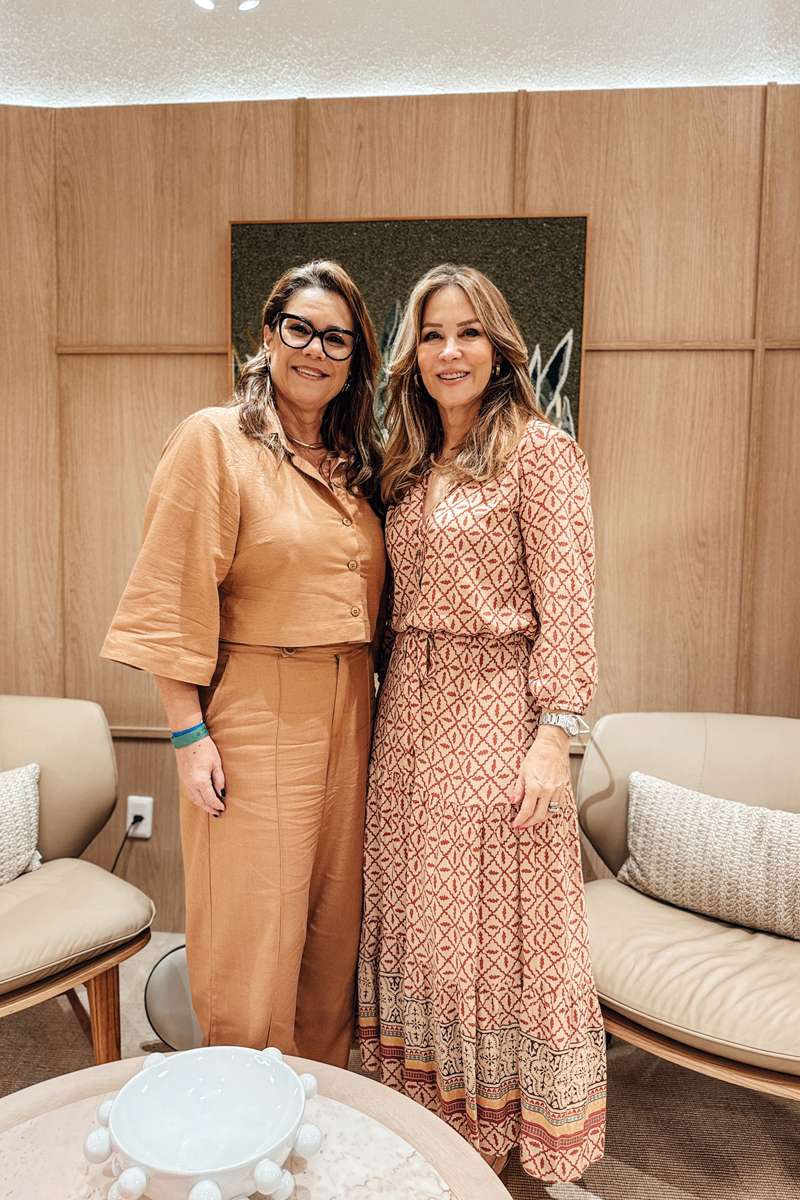 Susana Gonzalez com a arquiteta Cristina Japiassu, que participa do CasaCor Rio 2024 com o projeto da lavanderia do condomínio. Acolhedor e contemporâneo, ele remete às lavanderias antigas