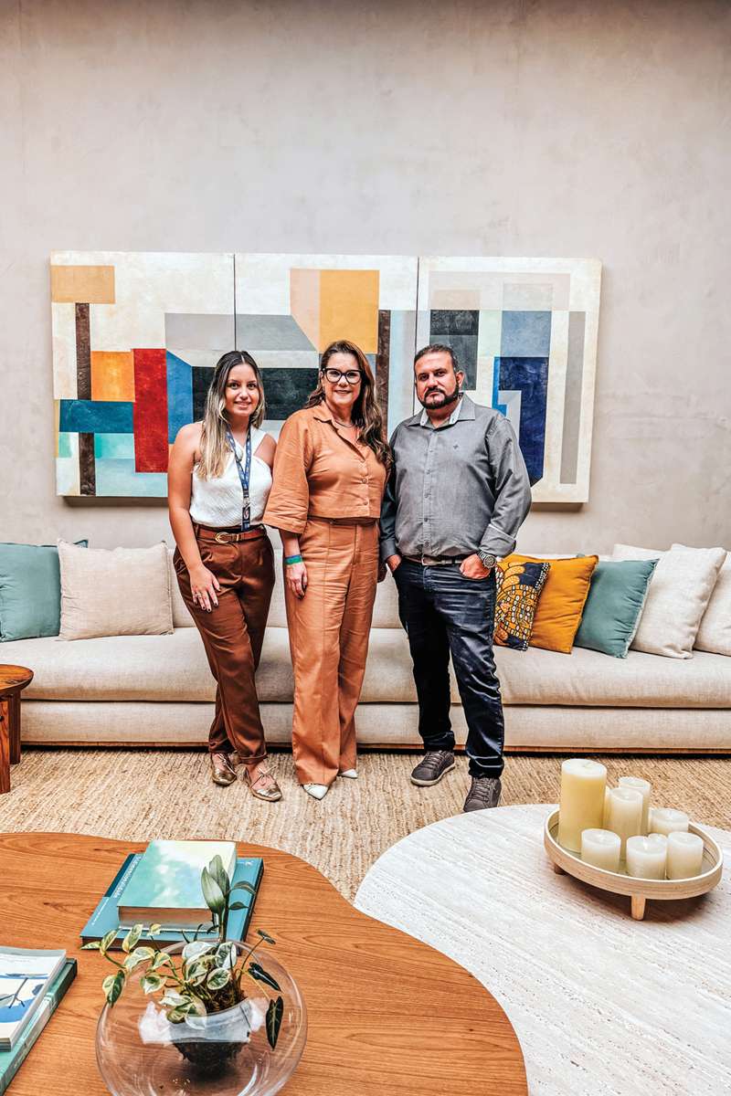 A arquiteta Laís Almeida, Susana Gonzalez, diretora de marketing da Arco Íris Tintas e Fábio Rodrigues, líder de contas AkzoNobel. (Foto Felippe Mastorianni)