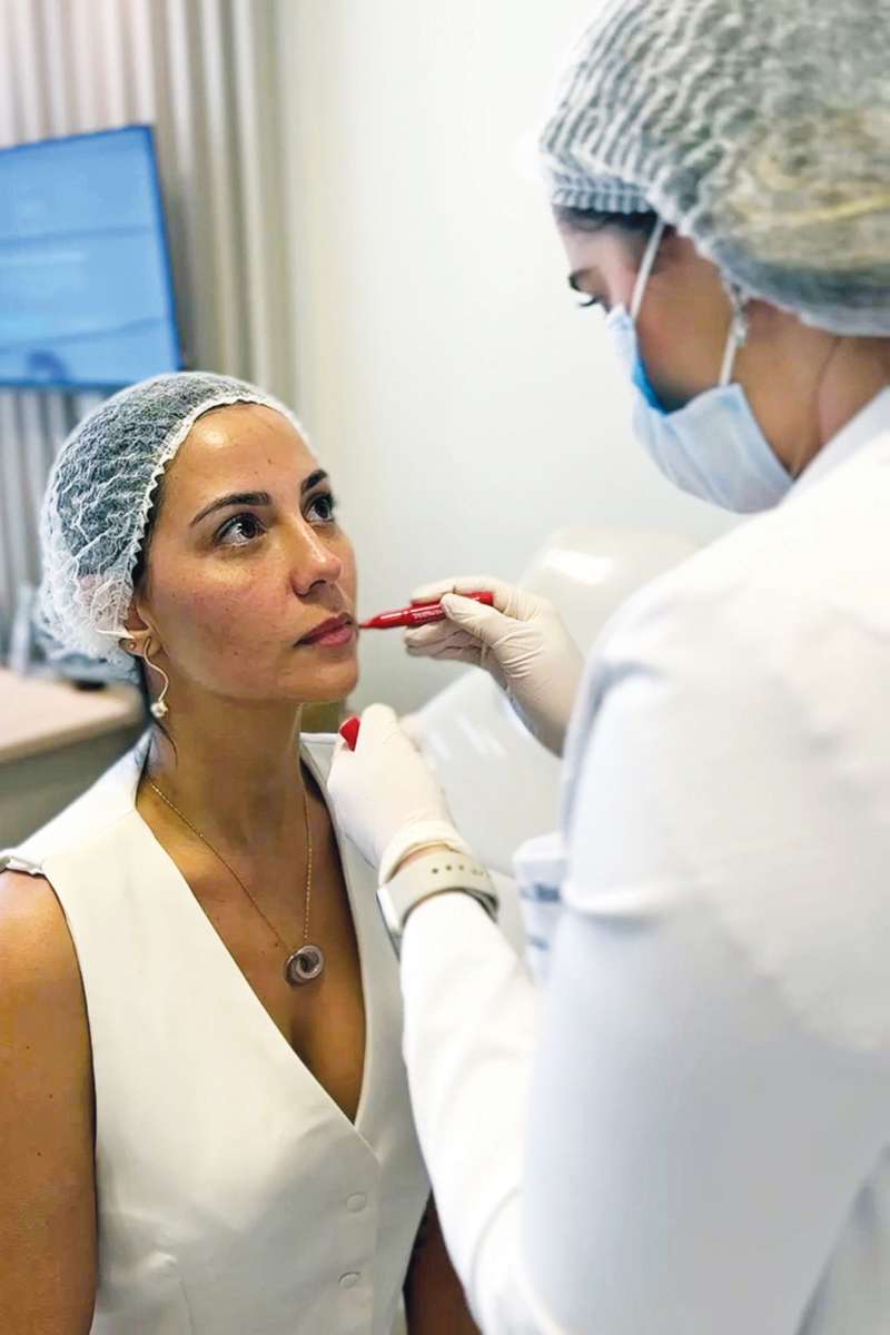 Evelyn Pinot realizou procedimentos estéticos, além de fazer um tratamento dermatológico para as unhas com a Dra. Maíra.