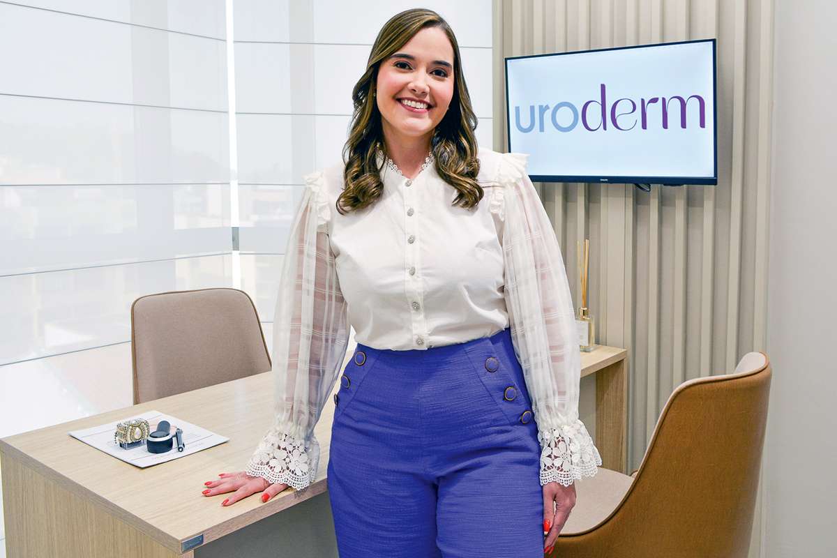 Dra. Maíra Lacerda é especialista em dermatologia e realiza, no consultório, procedimentos dermatológicos e estéticos