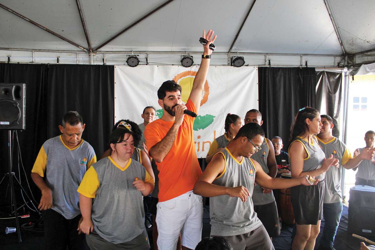 Thomas Manhaes animou a festa, chamando as crianças a dançarem e cantarem com ele no palco