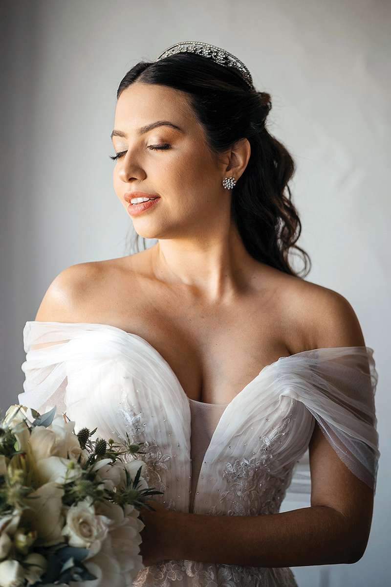 Noiva maquiada e com penteado feito por Jheniffer Ozório