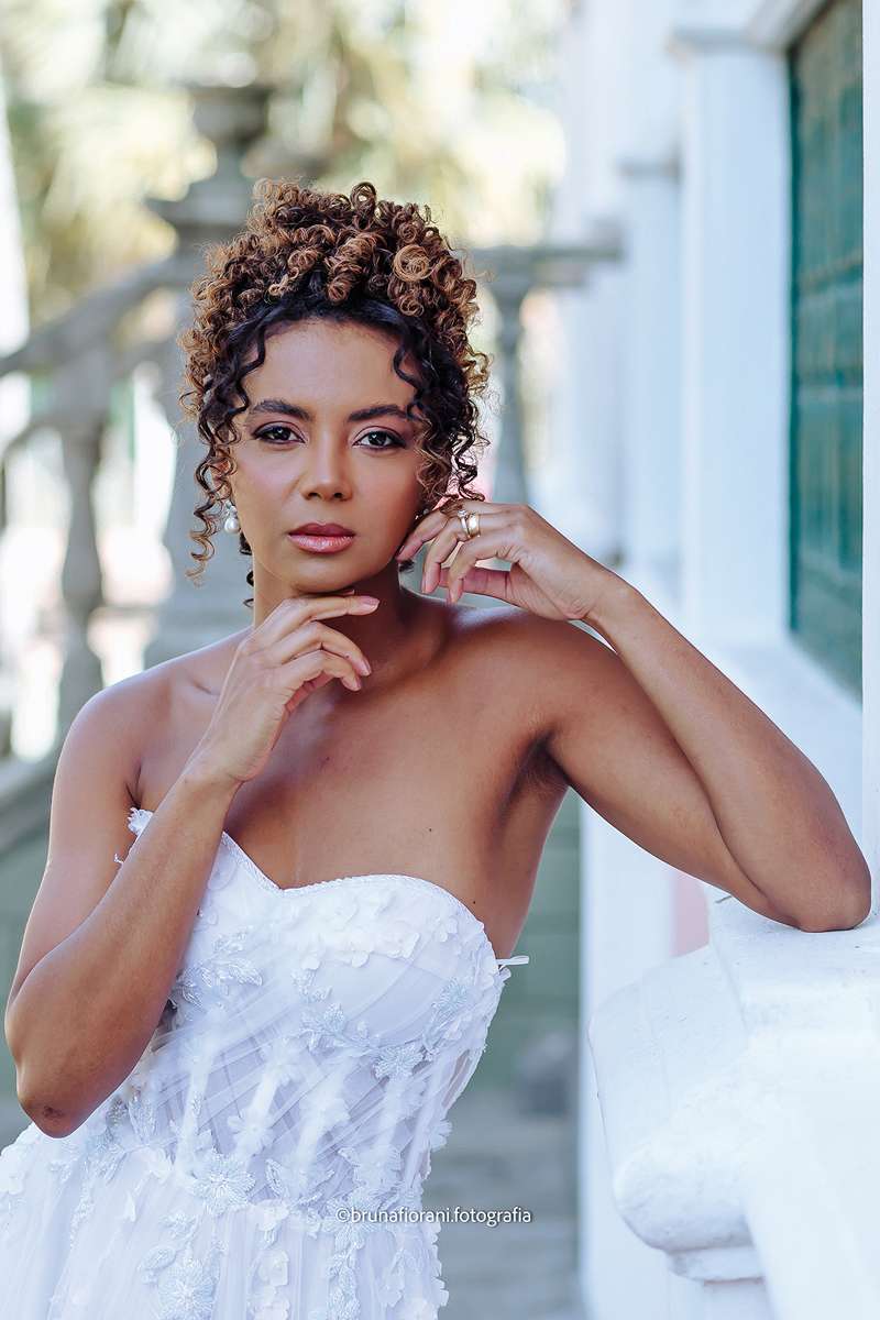Noiva maquiada e com penteado feito por Jheniffer Ozório