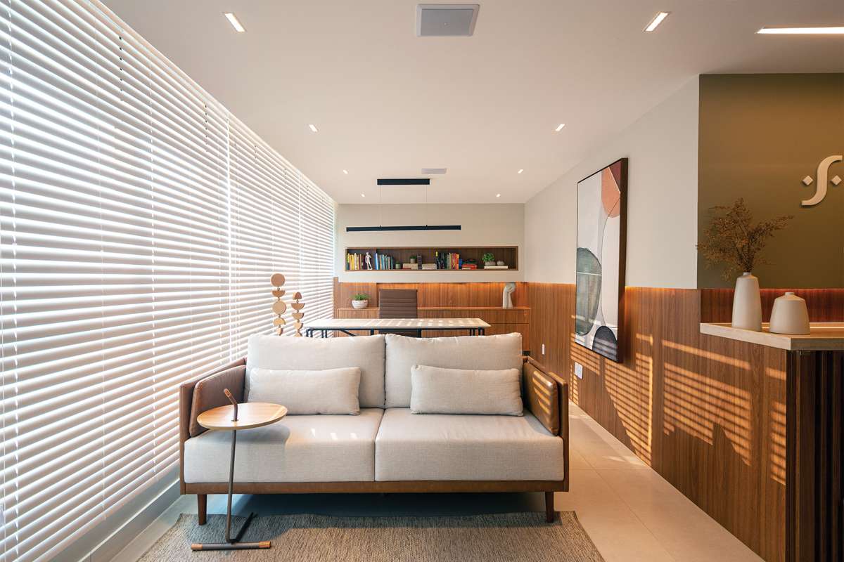 Sofá confortável para os pacientes com a mesa do profissional ao fundo. (Foto Manuela Duarte)