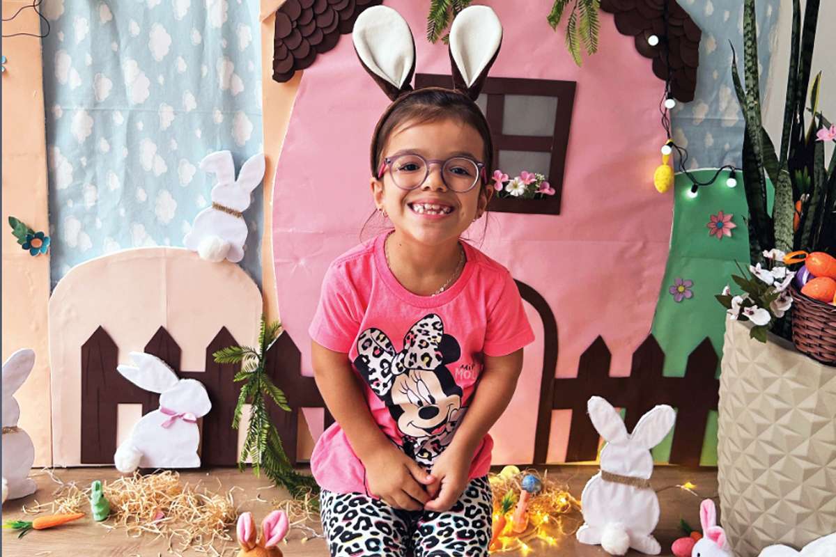 Ana Clara é uma menina alegre, muito falante, que sempre foi incentivada pelos pais a conquistar sua autonomia apesar das limitações de altura