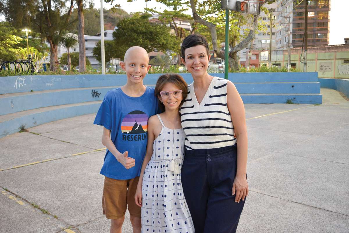 A arquiteta Lívia Melo com os filhos Marina, de 8 anos e Matheus, de 11 anos. Ele nasceu com uma síndrome genética rara, a Displasia Ectodérmica, que fez com ele perdesse os pelos do corpo. Ela cria o filho para que ele tenha resposta para os questionamentos das pessoas sobre sua condição