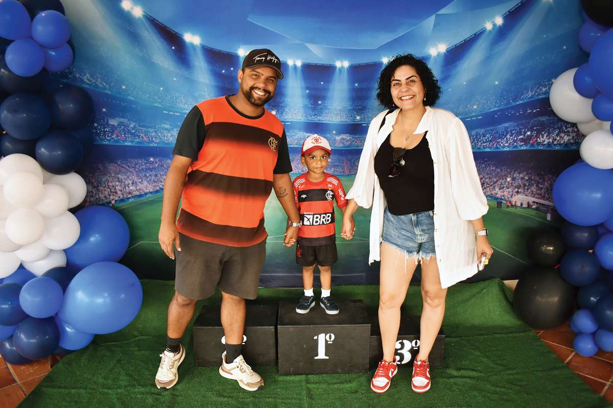 Ricardo Badaró, Renatta Viana e o pequeno Ravi, de 3 anos, que nasceu com uma malformação congênita na orelha esquerda, chamada de Microtia Unilateral.