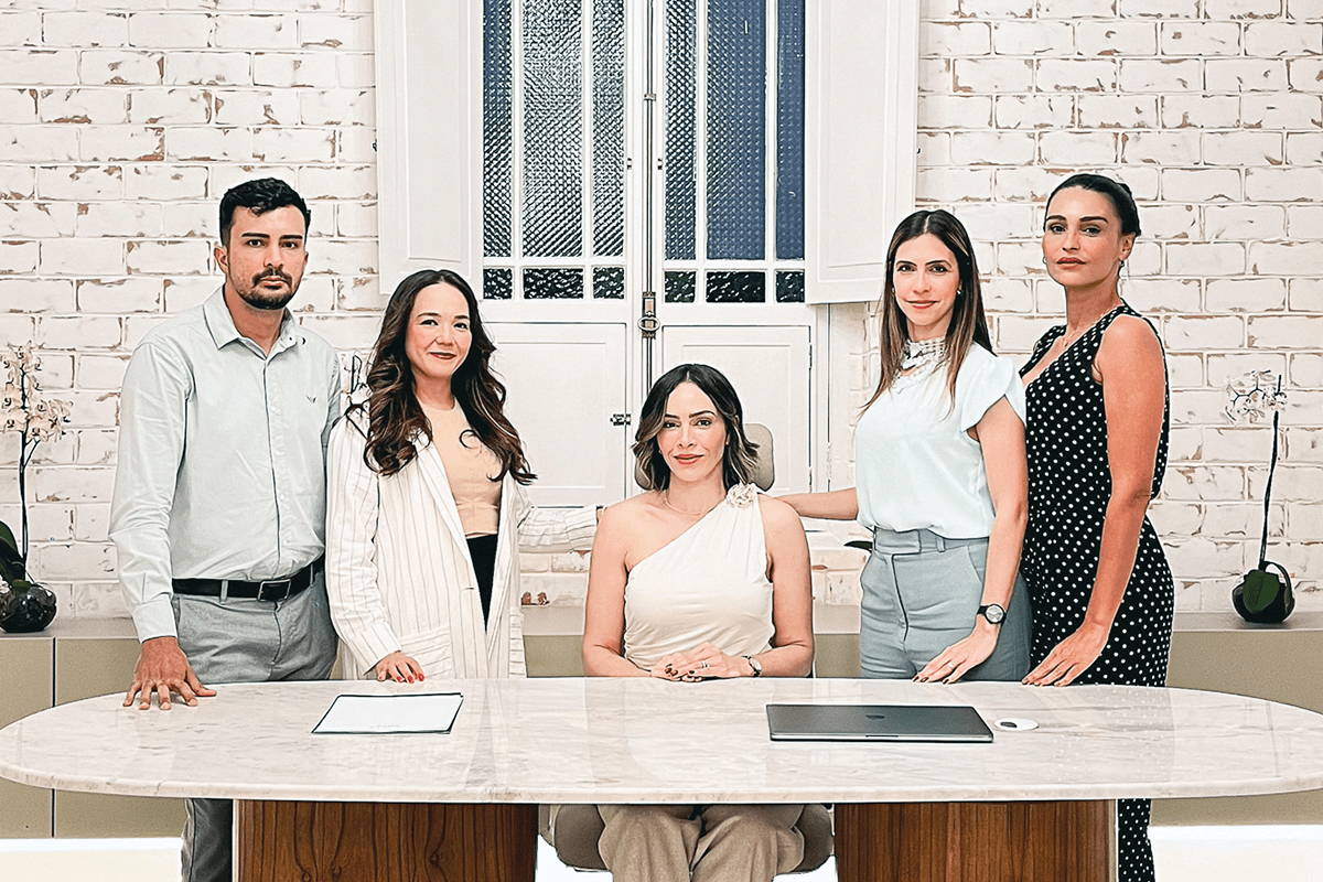 A equipe de profissionais da NINA é altamente qualificada e experiente com a saúde da mulher. Da esquerda para a direita: Dr. Raonne Menezes, Dra. Karen Kishi, Dra. Nina Dultra, Dra. Giovanna Marquetto e Dra. Cristiana Caires