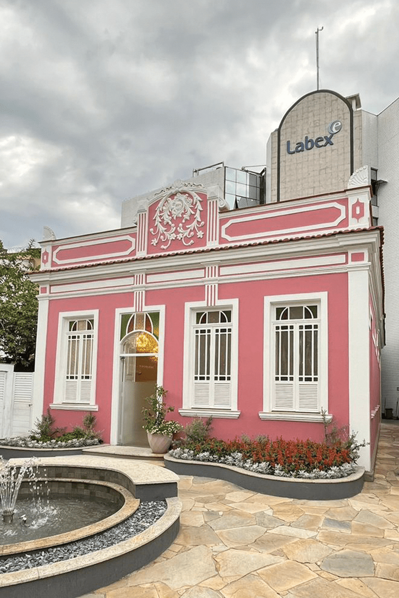 A Casa Rosa pertence à família da Dra. Nina há 100 anos, possui uma energia familiar feminina, que traz aconchego e acolhimento às pacientes