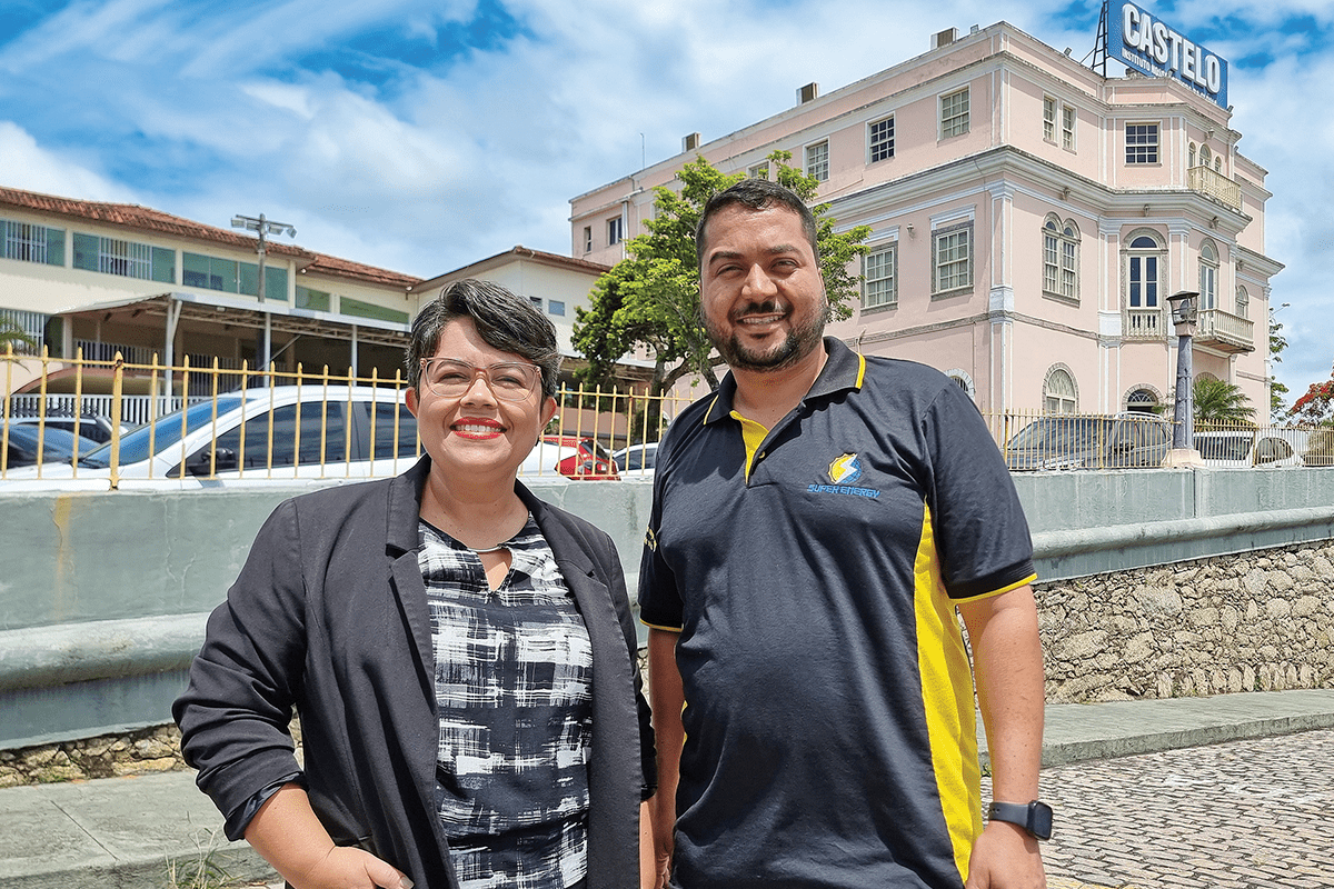 Jaqueline Mateus, coordenadora da Educação Técnica do Colégio Castelo, e Hugo Ferreira, ex-aluno de Mecatrônica e proprietário da Super Energy, destacam a tradição e qualidade da formação profissional da instituição