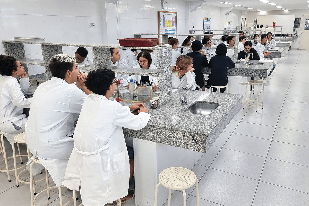 Durante o curso, a formação teórica e prática é realizada em laboratórios, como o de Química, referência em Macaé desde a década de 1990