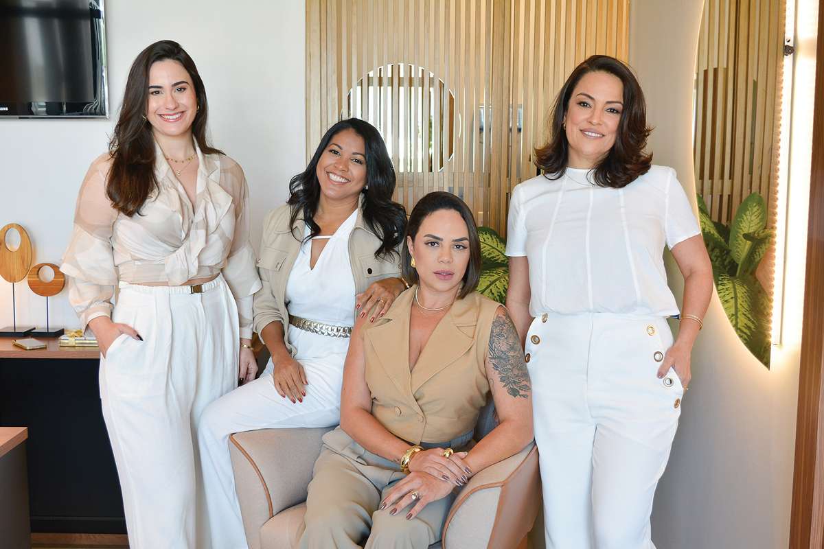A empresária Beatriz Araújo, sentada ao centro, recebeu as arquitetas Isabella Marotti e Alessandra Aguiar e a designer de interiores Patrícia Nascimento em uma visita para conhecer o novo espaço. Elas ficaram encantadas com o que viram.