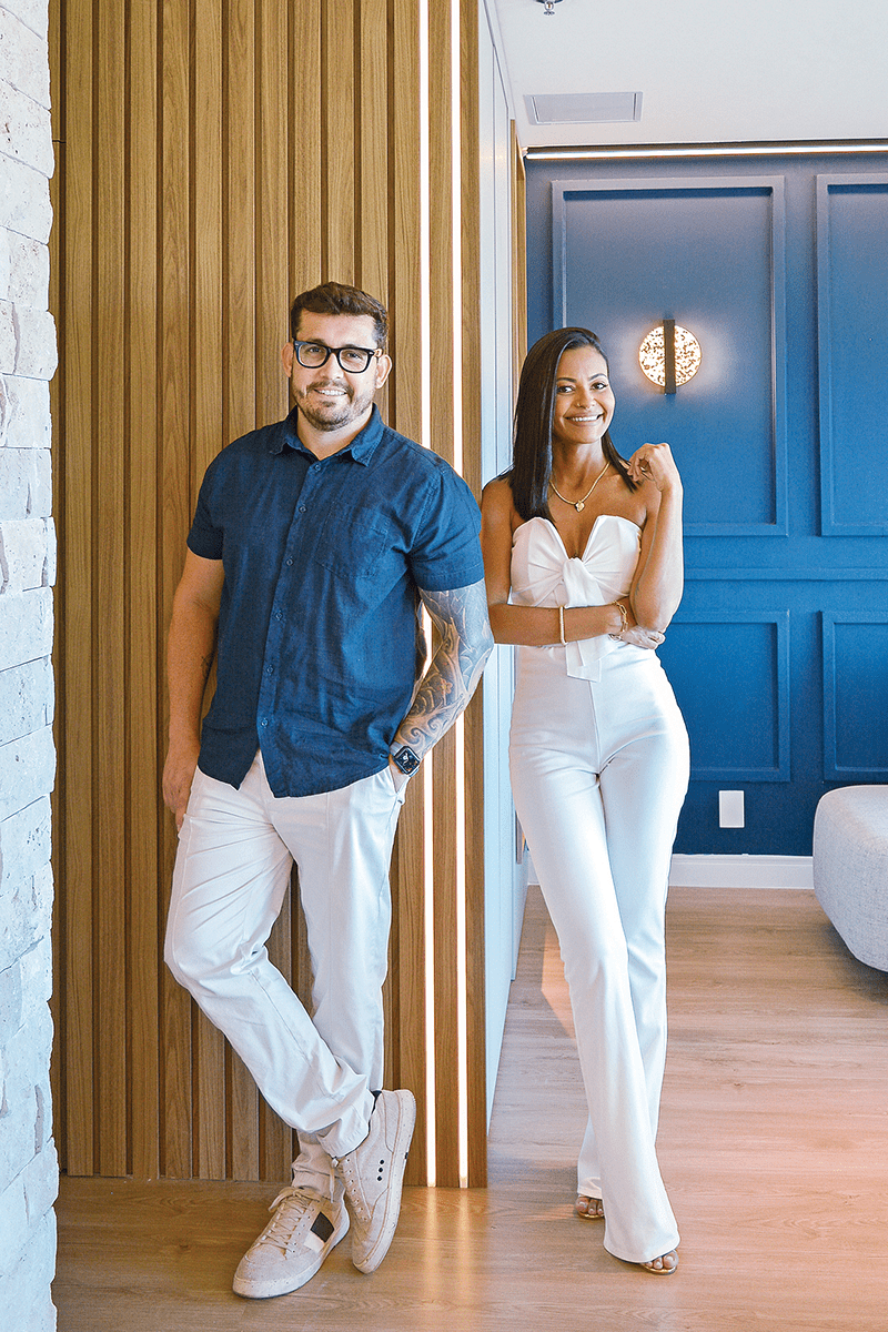 Alexandre Gomes, proprietário da Forte Eletroluz, com a arquiteta Dayana Valente, do DV Studio, nos painéis ripados com perfis de led