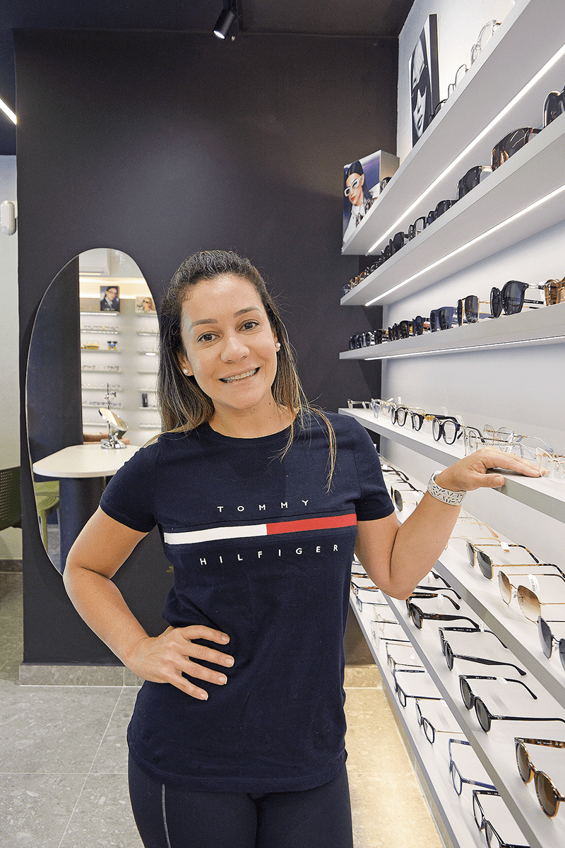 Lívia Sardinha destaca como ponto positivo o ótimo atendimento, a organização da equipe e a grande variedade das marcas e modelos de óculos