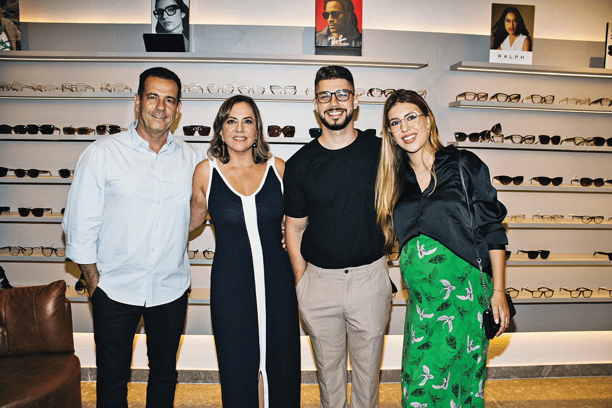 A família de empresários macaenses que comemorou os 10 anos de mercado da Ótica Valentim inaugurando a filial dos Cavaleiros. Da esquerda para a direita: Astolfo Valentim, sua esposa Nisiany, Sérgio e sua esposa Lohana