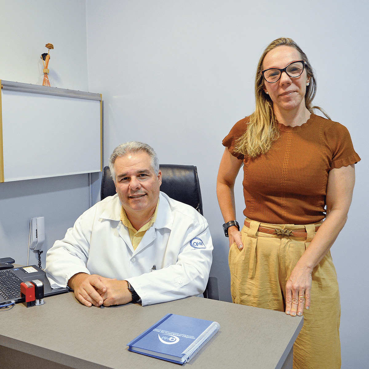 O médico hiperbarista Dr. Frederico Mato e a enfermeira Cristina Brito comemoram o reconhecimento da OHM pelos médicos e pacientes de Macaé e região