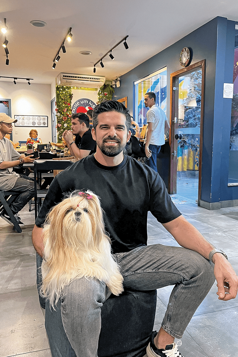 O empresário Alex Morie é tutor de Diva e decidiu tornar seu café um estabelecimento Pet Friendly. Ele aprovou os resultados junto aos clientes