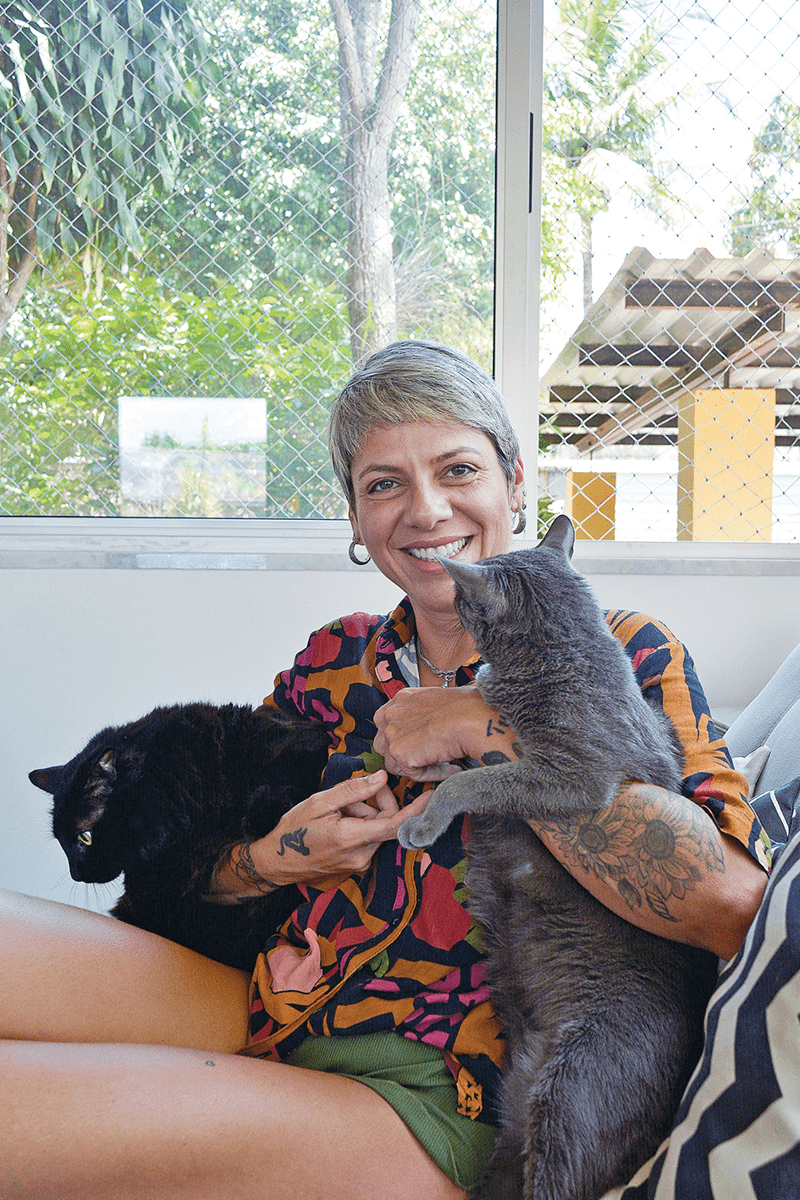 A publicitária Juliana Mussi é mãe de Preto e Gris, seus dois gatos de 8 anos que fazem parte da sua rotina e a ajudaram muito no momento da pandemia