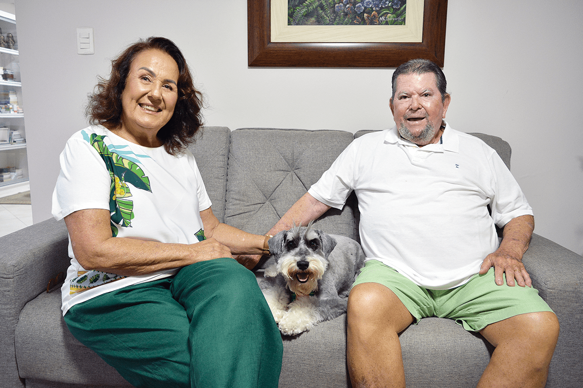 O casal Marialva e Antonio Gentil ganhou o Torresmo durante a pandemia para fazer companhia. Fato que mudou totalmente a vida dos dois. A paixão pelo bichinho levou Marialva a fazer uma tatuagem do pet