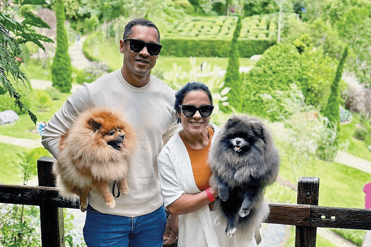 Nauana Carvalho com o marido Rodrigo Almeida e o casal de Lulu da Pomerânia, Charlie e Lolla. Eles viajam sempre com os pets e valorizam os espaços Pet Friendly